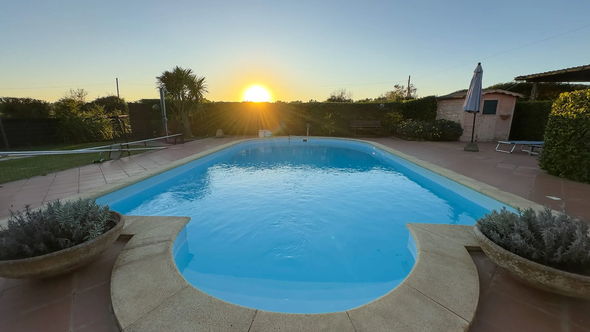 Pool bei Sonnenuntergang