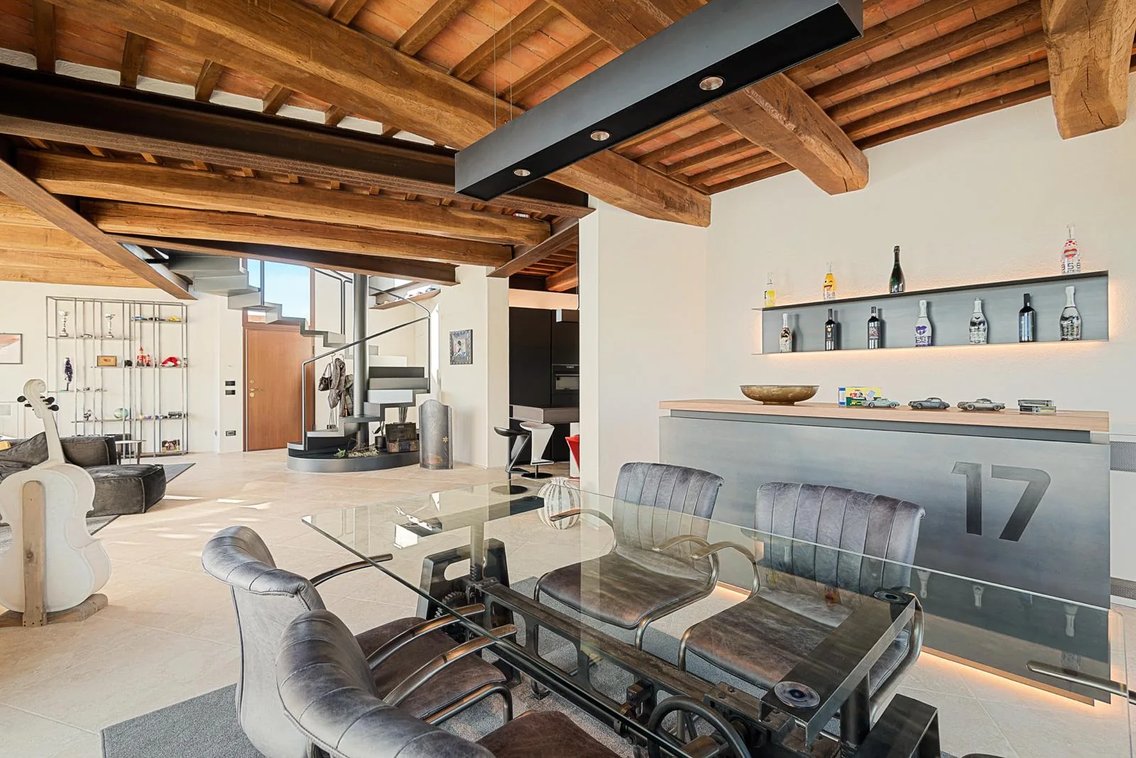 Essbereich mit beleuchteter Bar und Sichtbalken