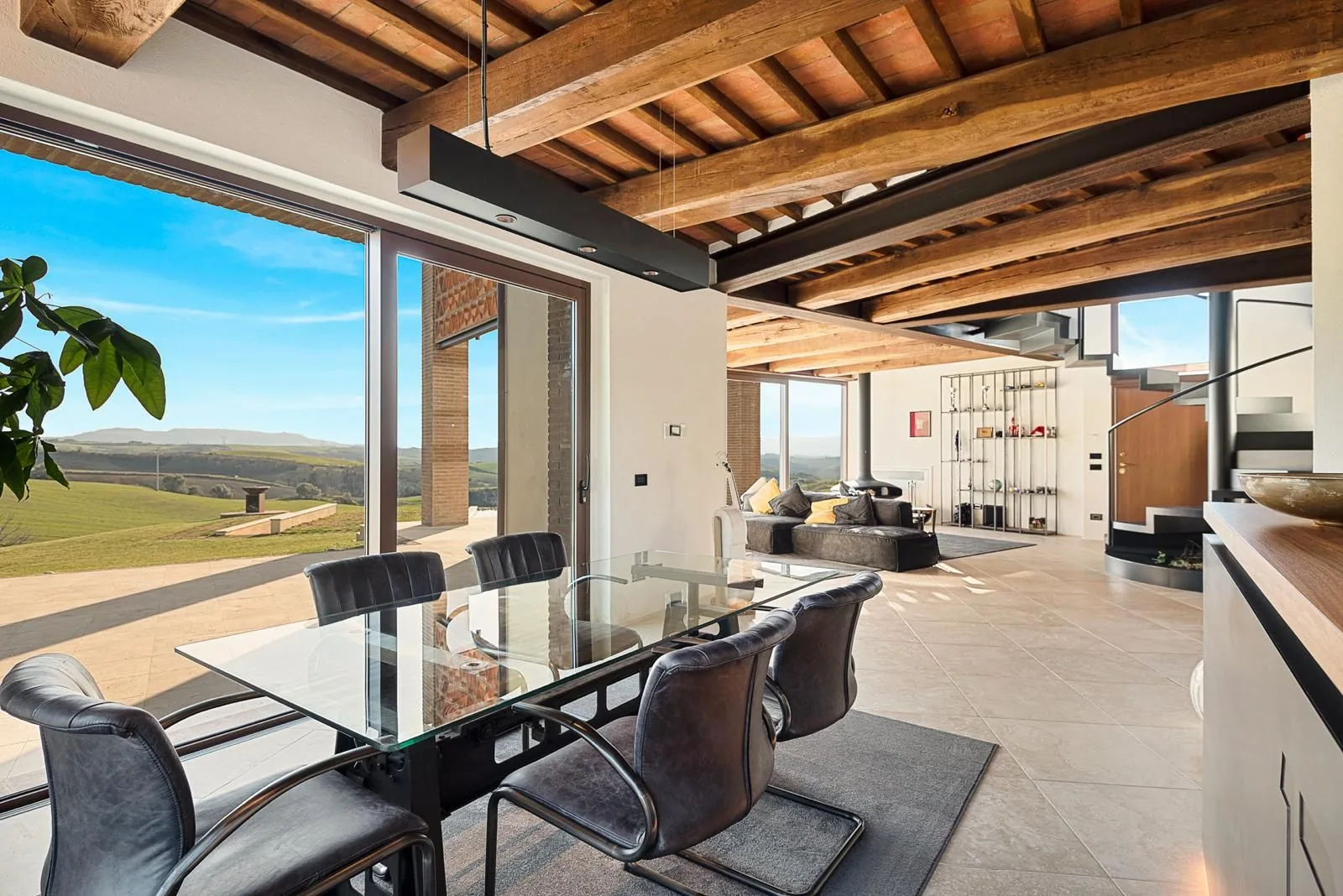 Offener Essbereich mit Panoramafenstern Toskana