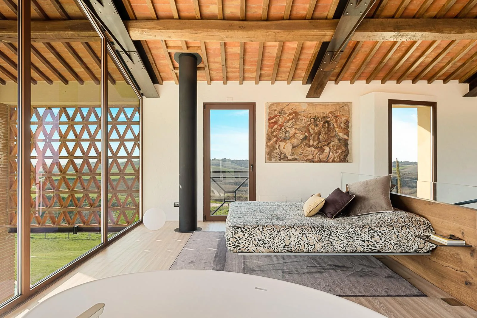 Schlafzimmer mit Panoramablick und Kunstwerk