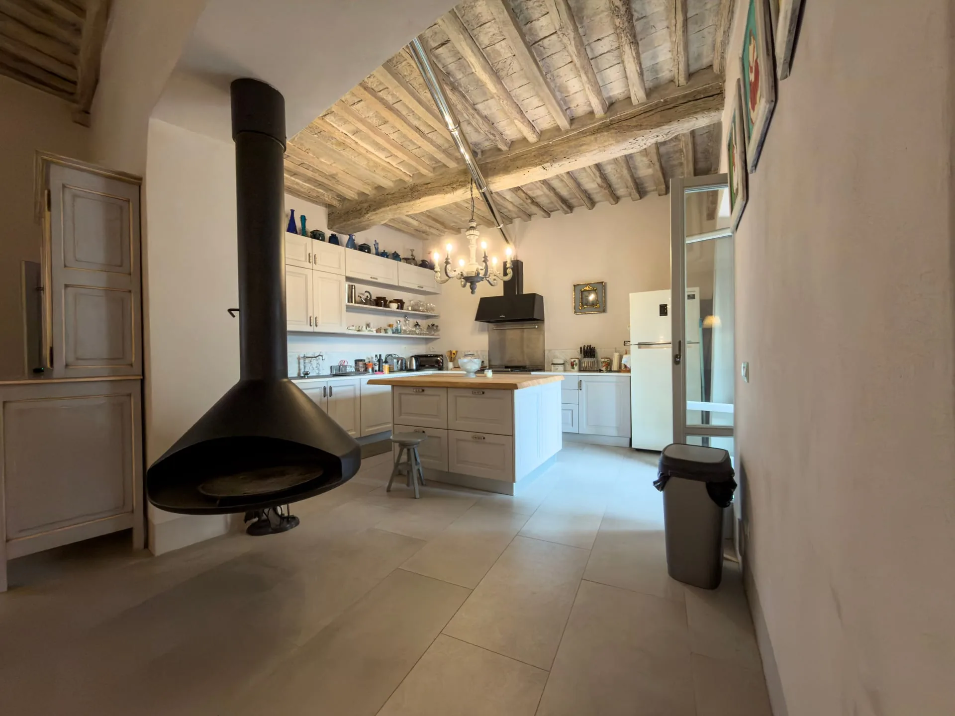 Wohnküche mit originalem Hängekamin