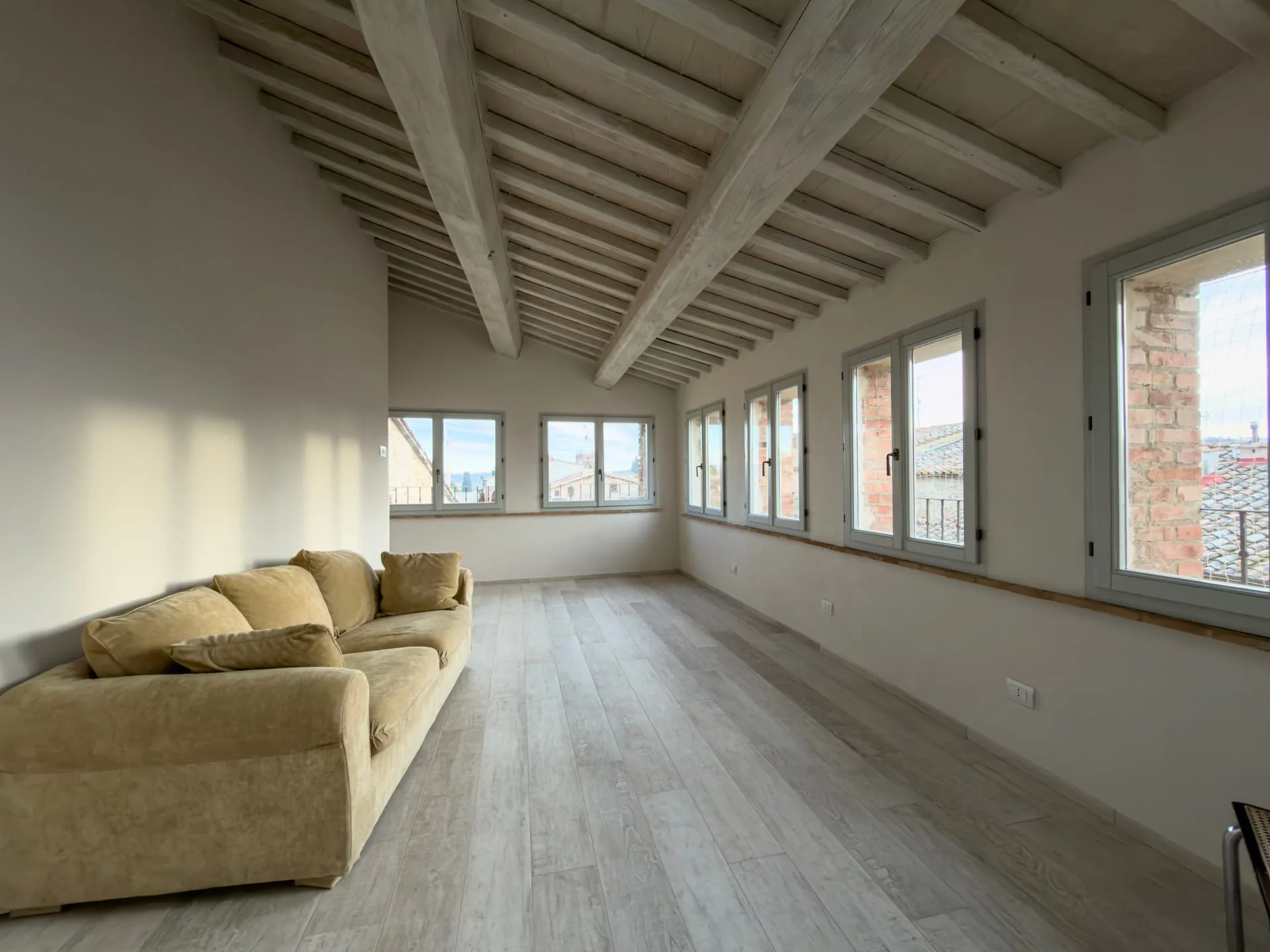 Turmzimmer mit Panoramafenstern und Dachblick