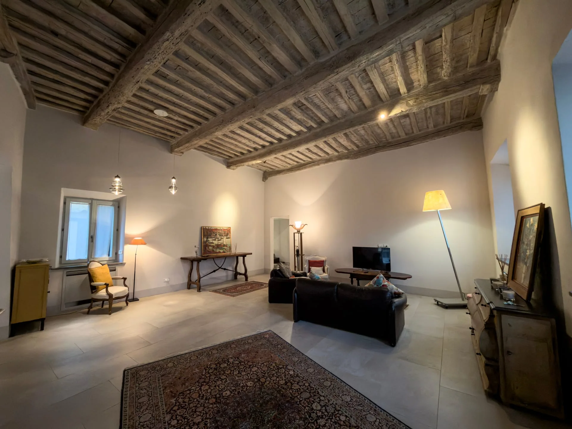 Wohnzimmer mit hohen Decken und Holzbalken