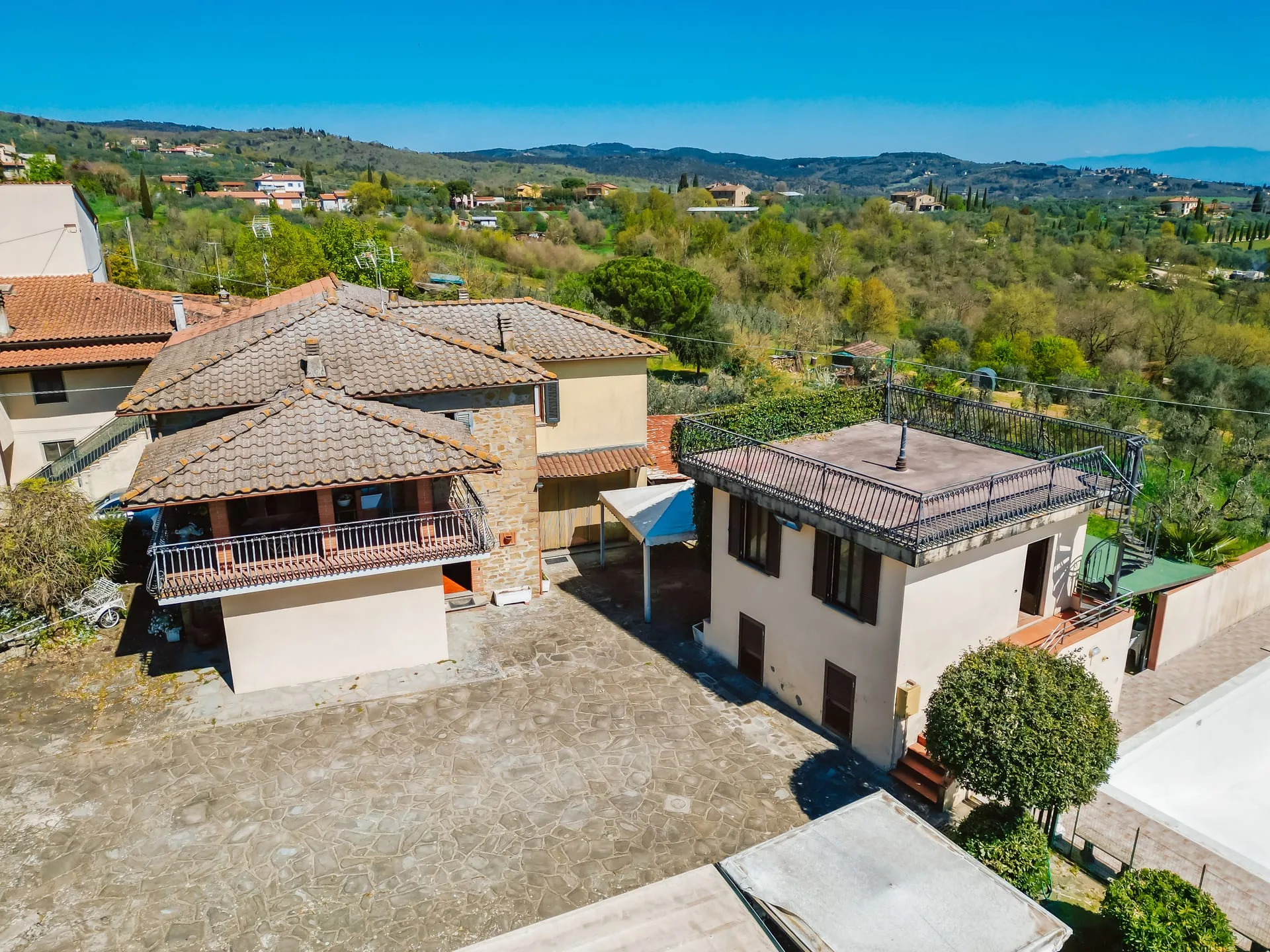 Olivenhain und Anwesen — Drohnenaufnahme