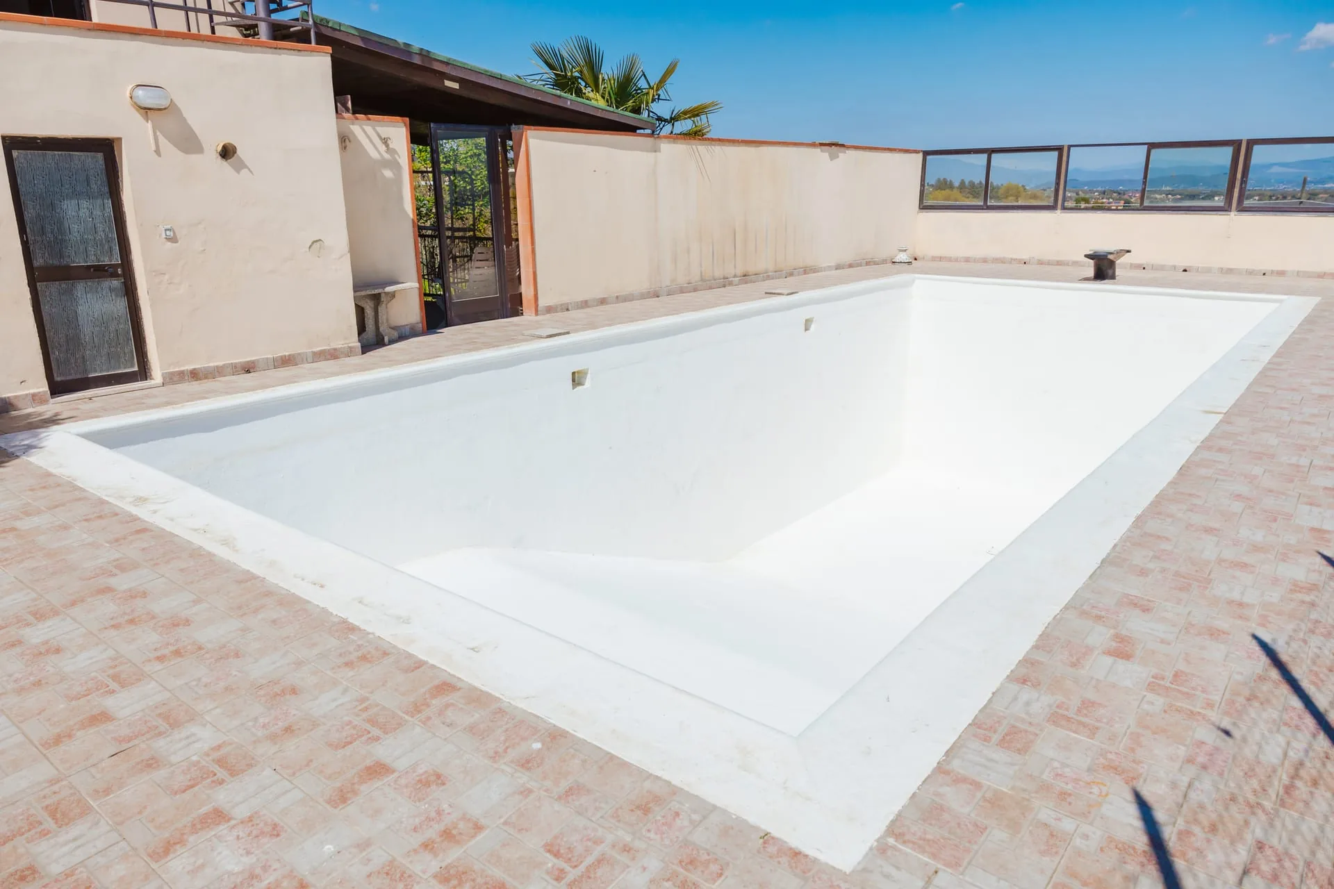 Pool und Terrasse mit Blick auf Zypressen und Hügel